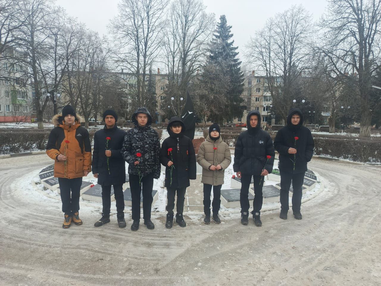 Возложение цветов к памятнику &amp;quot;Черный тюльпан&amp;quot;.