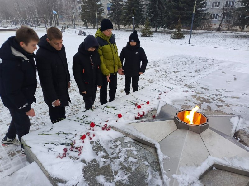Возложение цветов к мемориалу Вечный огонь..