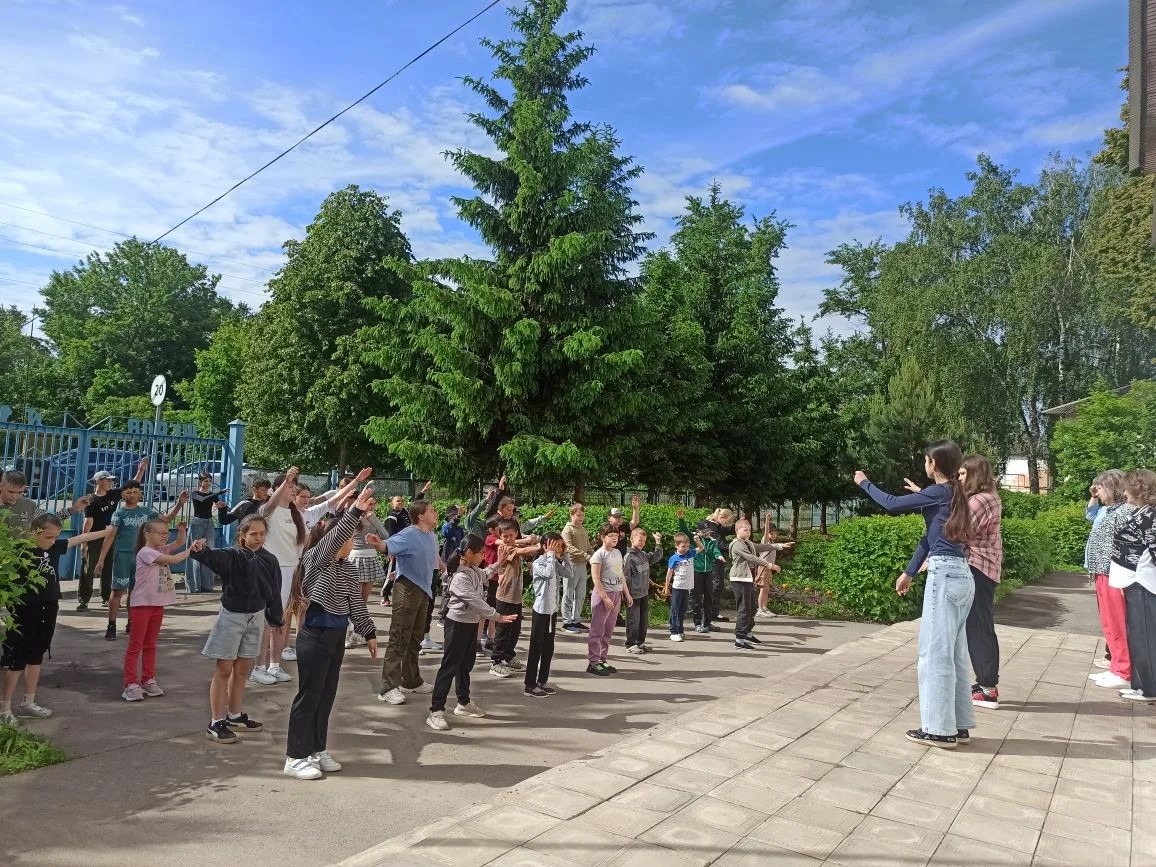 Сегодня доброе утро в пришкольном лагере ЦО №12 началось с зарядки..