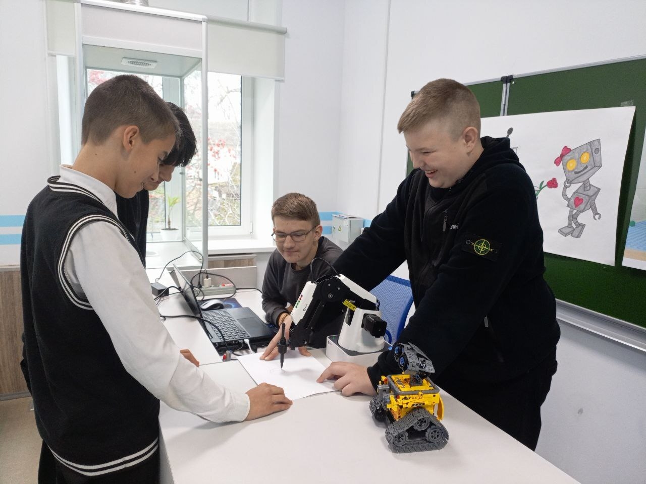 Робототехника в Точке роста.