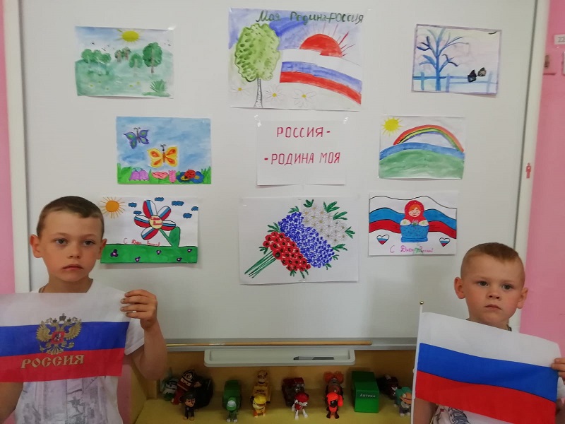 Выставка детских работ  к Дню России.