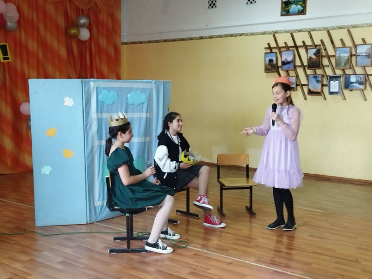 Выступление школьного театра.