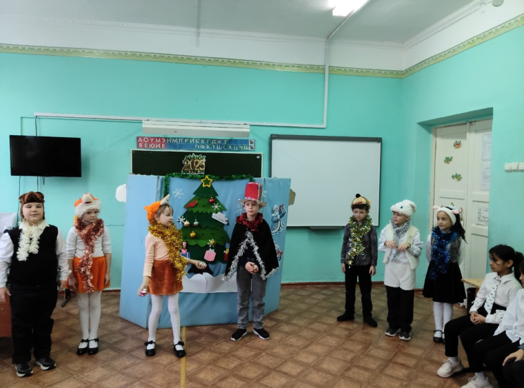 Спектакль "Как звери ёлку наряжали".