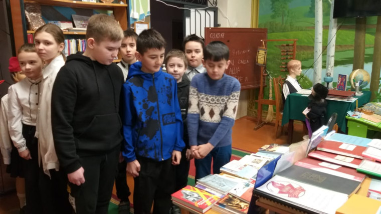 В  год  педагога  и наставника   ребята  пришкольного лагеря посетили  музей Узловского образования..