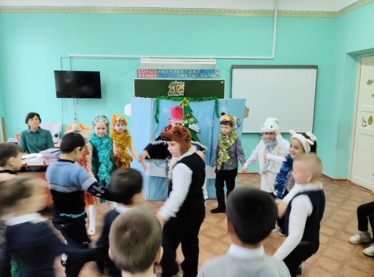 Спектакль "Как звери ёлку наряжали".