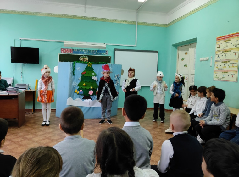 Спектакль "Как звери ёлку наряжали".