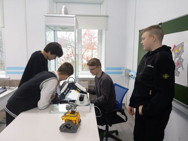 Робототехника в Точке роста.