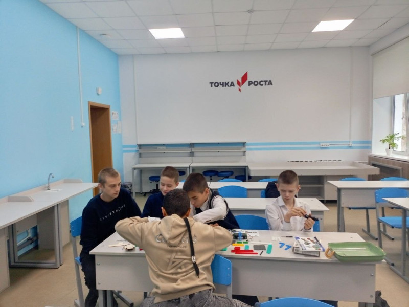 Робототехника в Точке роста.
